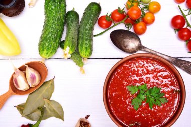 Bir kaşık ile kahverengi bir seramik tabak taze gazpacho çorbası 