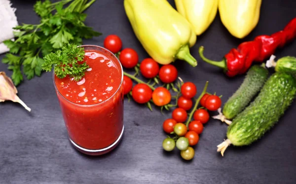 Jugo recién hecho de tomate y especias —  Fotos de Stock