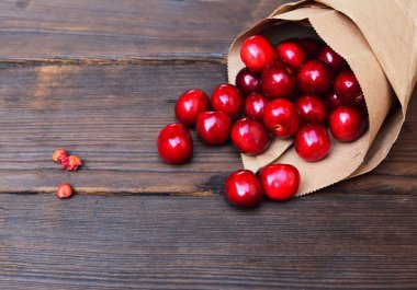 Bir kağıt torba içinde kırmızı kiraz 