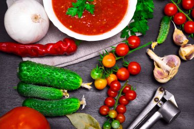 Taze domates ve salatalık yemek pişirmek için 