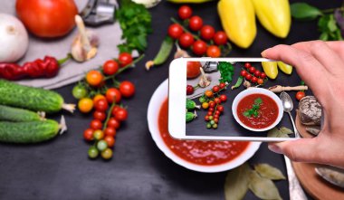 El ile smartphone elinde çorba gaspaço fotoğraf arşivi 