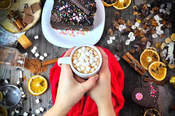Secangkir coklat panas dengan marshmallow putih — Stok Foto