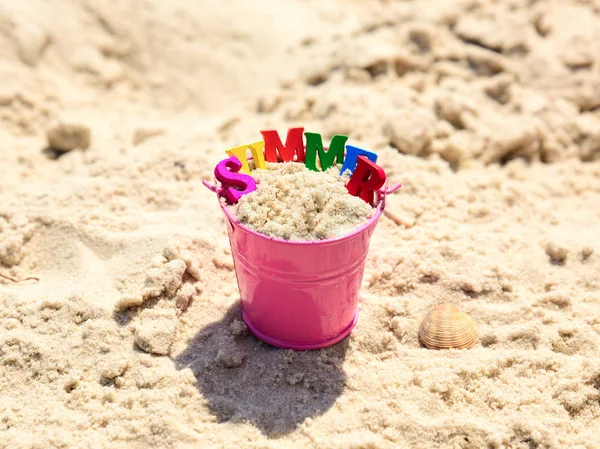 Balde de bebê rosa com areia e verão inscrição — Fotografia de Stock