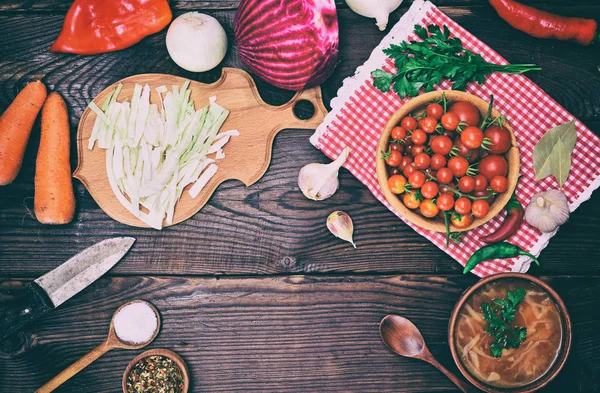 Pancar çorbası ve yemek pişirmek için gıda ile plaka 