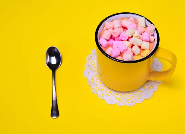 Cangkir kuning dengan marshmallow multi-warna — Stok Foto