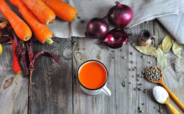 Havuç suyu bir demir kupa 