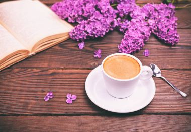 Beyaz bir fincan kahve espresso