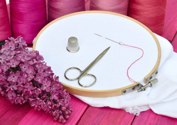 Witte doek in houten geborduurde borduurwerk frame — Stockfoto