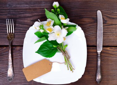 kare beyaz sac ve demir çatal bıçak takımı 