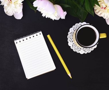 boş kağıt defter ile sarı bir kalem 