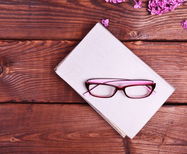 gri bir kapak ile kapalı kitap 