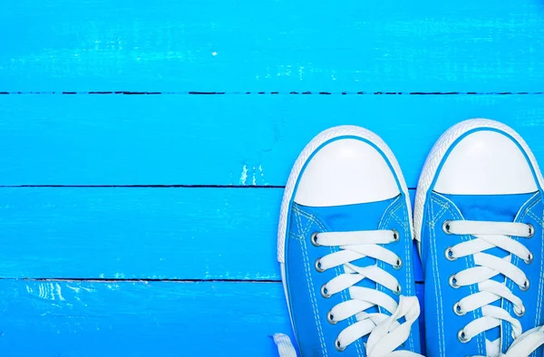 Sport textil blå sneakers med vit snörning — Stockfoto