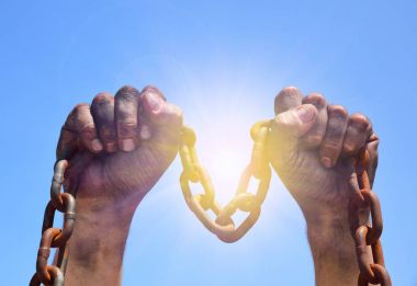 İki erkek el yukarı doğru kaldırdı 