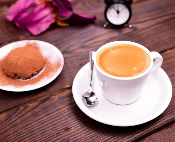 Expreso en una taza blanca con platillo — Foto de Stock