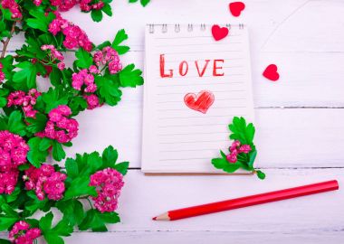 Kağıt defter ile aşk mektubu ve kırmızı kalp