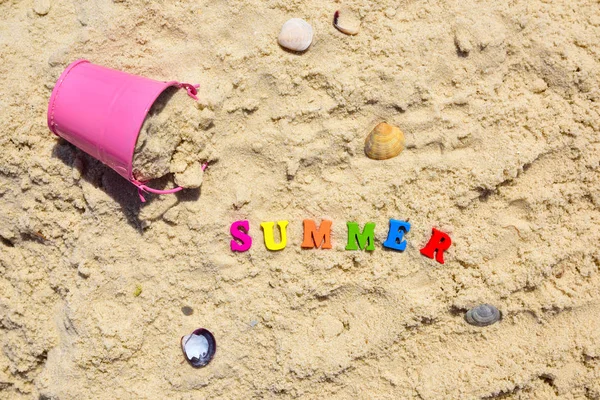 Λέξη καλοκαίρι από πολύχρωμα ξύλινα γράμματα — Φωτογραφία Αρχείου
