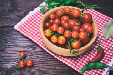Olgun kırmızı kiraz domates bir ahşap kase