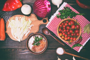 geleneksel Ukrayna pancar çorbası bir kahverengi kil çanağı 