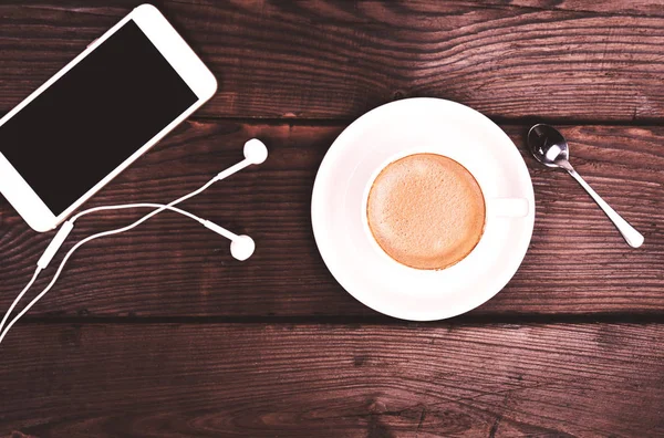 Beyaz fincan kahve ve köpük ile