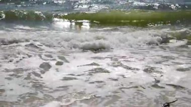  Karadeniz dalgaları görünümünü güneşli bir yaz