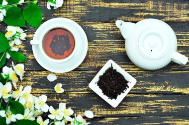 Siyah çay bir yuvarlak beyaz fincan ile fincan tabağı 