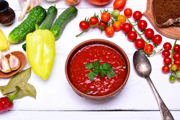 Толстый суп из помидоров и овощей гаспачо — стоковое фото