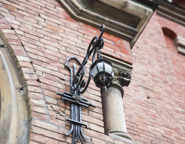 Smeedijzeren lantaarn opknoping op de muur van een huis — Stockfoto