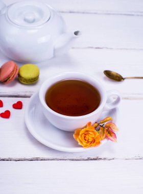 siyah çay bir fincan tabağı ile beyaz bir yuvarlak Kupası 