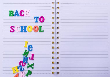 yazıt üstünde beyaz bir defter okula geri