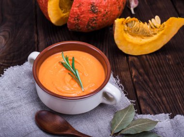 bir seramik tabak taze kabak çorbası