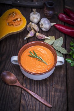 bir seramik tabak kabak çorbası