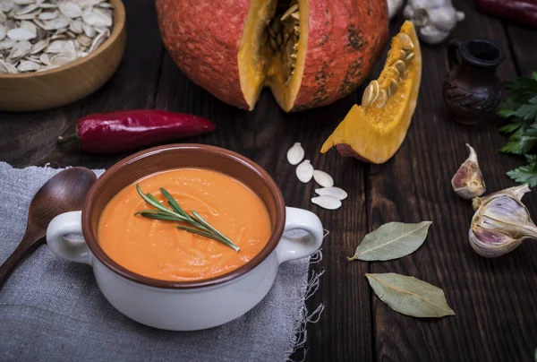 yuvarlak bir seramik tabak içinde balkabağı çorbası