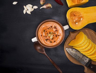 yuvarlak bir seramik tabak kabak çorbası 