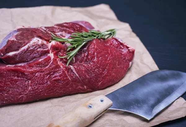 kahverengi bir kağıt üzerine ham sığır filetosu