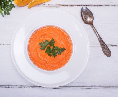 kabak çorbası Krem ile beyaz yuvarlak tabak 