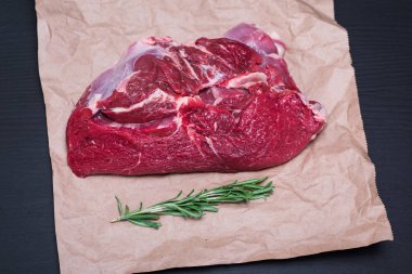 sığır filetosu kahverengi kraft kağıt üzerinde