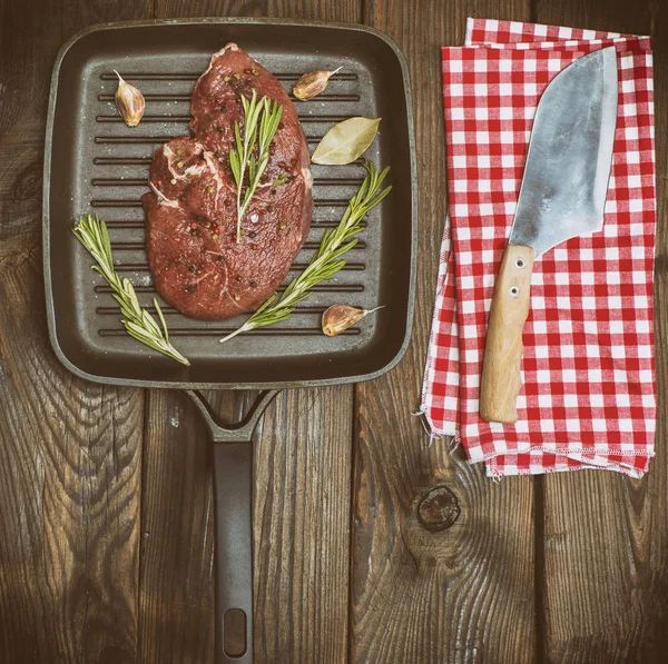 Biefstuk rundvlees op zwarte vierkante braadpan — Stockfoto