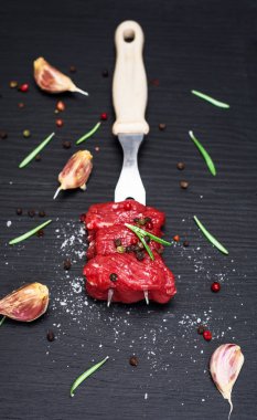 Taze baharatlar ile sığır eti dilim