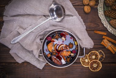 bir tencerede mulled şarap 