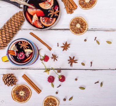 bir kupa ve malzemeler mulled şarap 