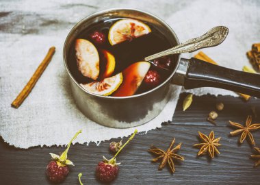 bir alüminyum Kepçe mulled şarap
