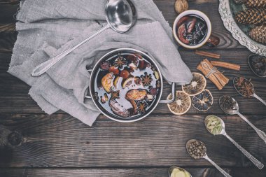 Demir kaşıkları mulled şarap hazırlanması için malzemeler 