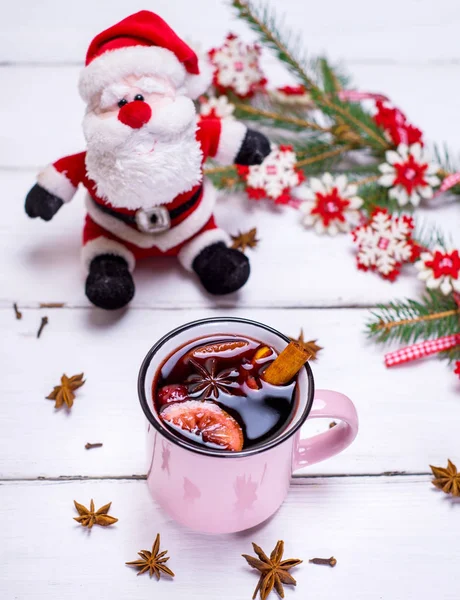 Mulled wine in a pink mug — Stock Photo, Image
