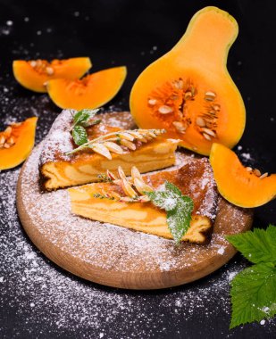 Ahşap bir tahtada kabak pasta 