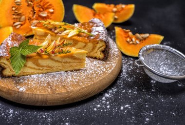 bir yuvarlak ahşap tahtada kabak pasta 