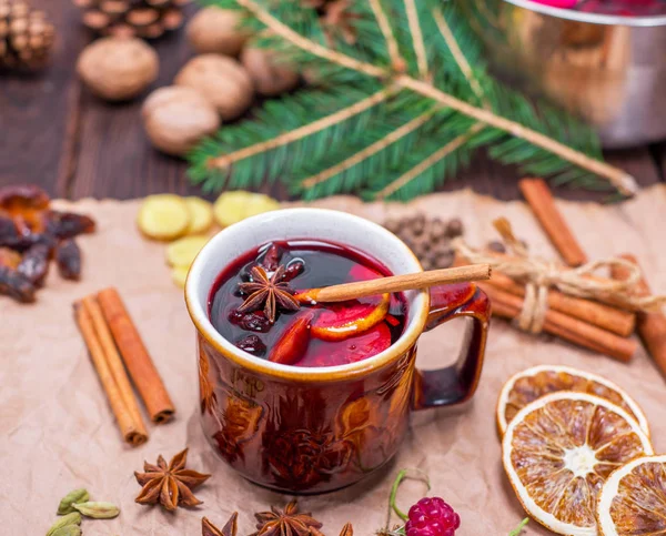 Vino caliente en taza de cerámica marrón — Foto de Stock