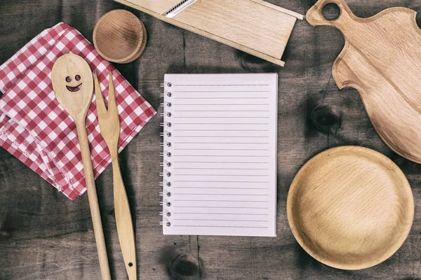 Bloc de notas abierto con objetos de cocina de madera — Foto de Stock