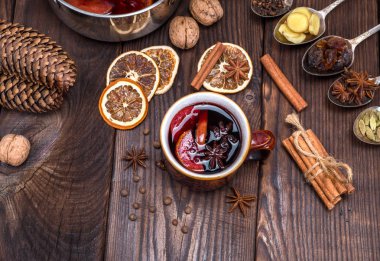 kahverengi bir fincan mulled şarap 