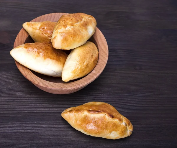 Galettes cuites dans un bol en bois — Photo