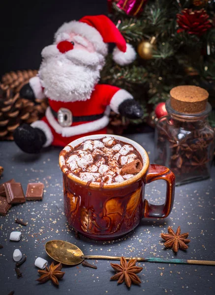 Cacao chaud avec guimauve dans une tasse en céramique marron — Photo